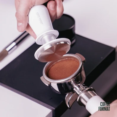 tamper-dynamometryczny-ct-02-white-coffee-format (2).webp