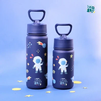 22-22-12-0281-323717-brosky-kids-granatowa-butelka-na-wode-dla-dzieci-w-motyw-kosmosu-550-ml (4).webp